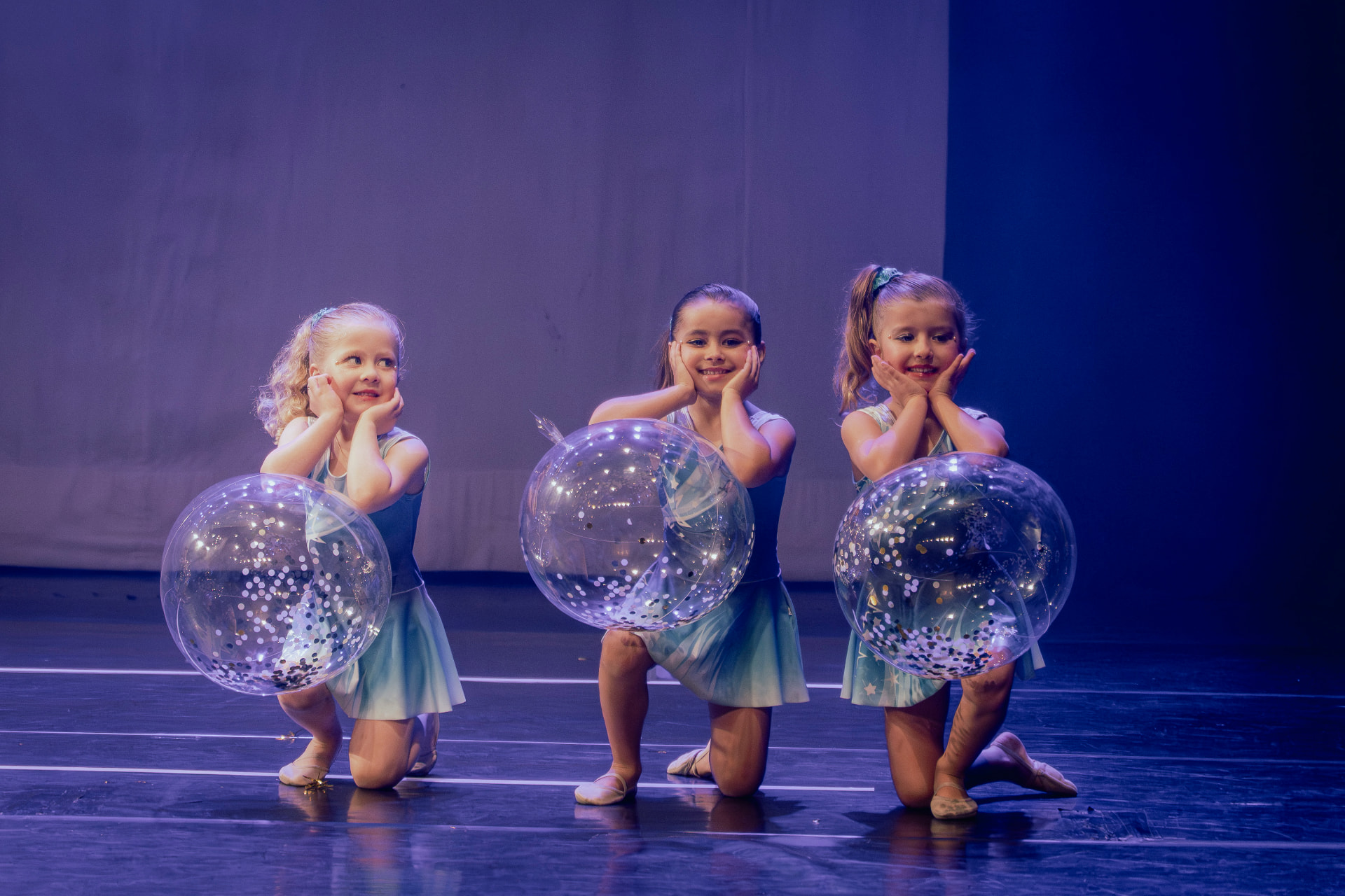 Bailarinas com balões de confete no palco